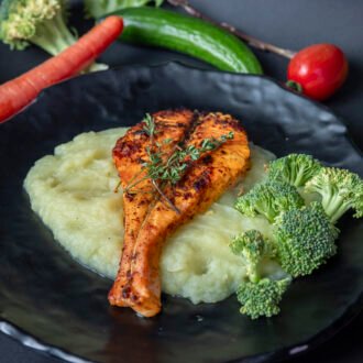 سلمون بصلصة الثوم والليمون + بطاطا مغروصه