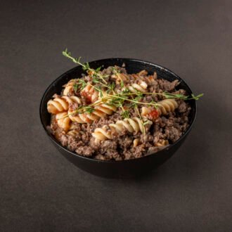 معكرونه بصلصة البندوره مع لحمه عجل